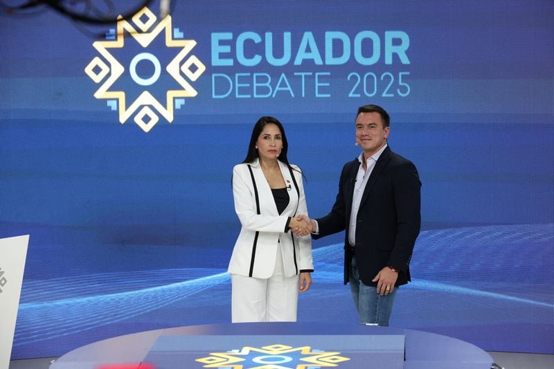 La candidata a la presidencia de Ecuador Luisa Gonzalez y el presidente de Ecuador, Daniel Noboa, que busca la reelección, se dan la mano durante el debate presidencial, en Quito, Ecuador. Foto difundida el 23 de marzo de 2025. Consejo Nacional Electoral de Ecuador/Handout via REUTERS ESTA IMAGEN HA SIDO SUMINISTRADA POR TERCEROS. NO DISPONIBLE PARA REVENTA. NO DISPONIBLE PARA ARCHIVO.
