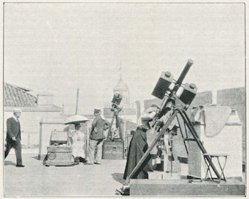 Annie Russell Maunder usando sus dos cámaras para fotografiar el eclipse total de Sol del 28 de mayo de 1900. (British Astronomical Association)