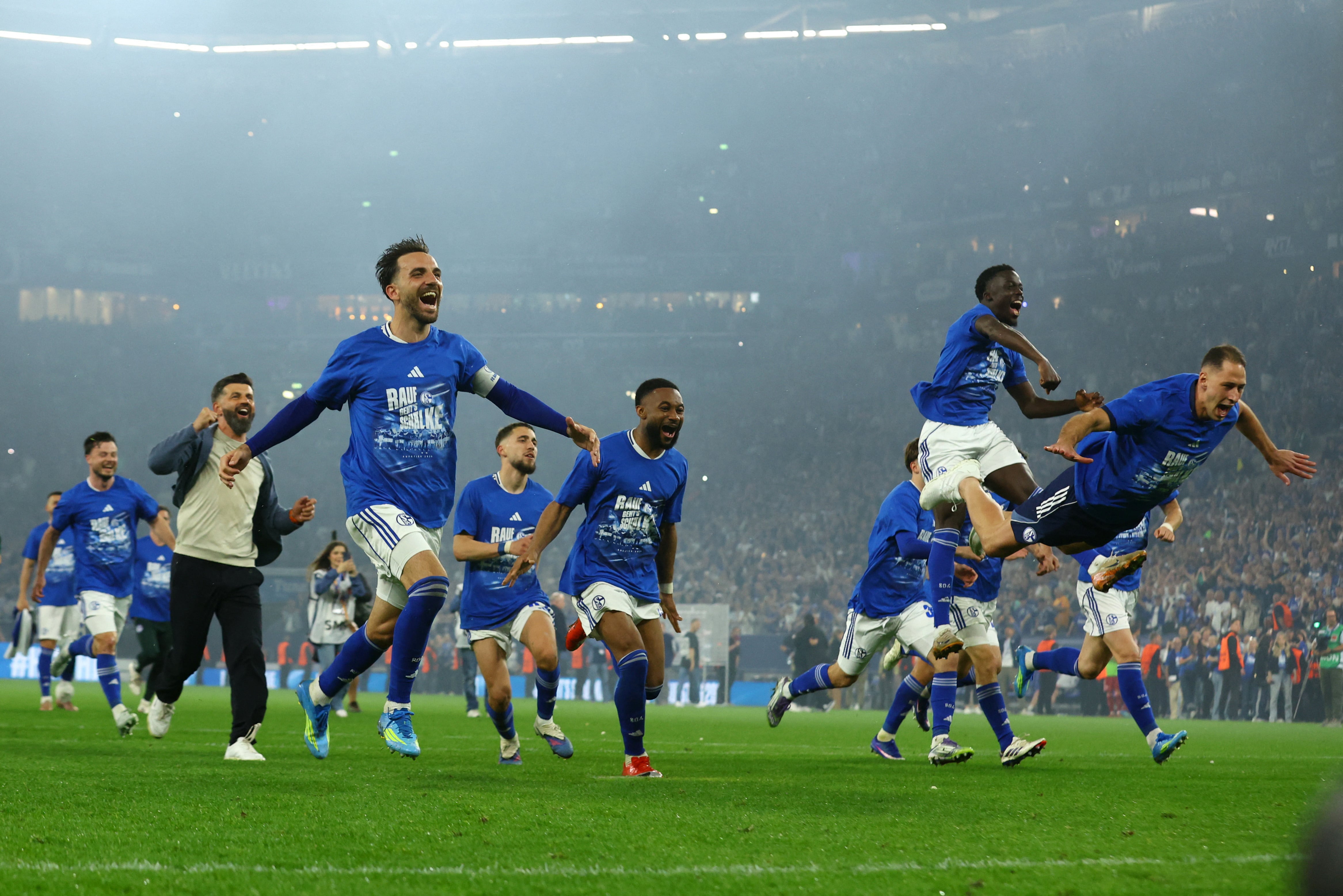 Kenan Karaman y Moussa Sylla celebrando el ascenso a la Bundesliga con el Schalke 04-crédito Thilo Schmuelgen/REUTERS