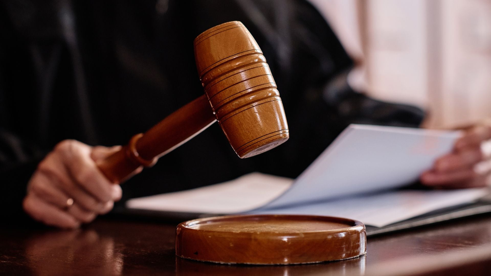 El nuevo mecanismo permitirá embargos más rápidos y menos trámites, siempre que exista una cláusula compromisoria en el contrato - crédito Canva