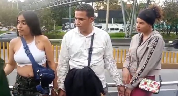 La víctima denunció que los responsables, dos mujeres y un hombre, actuaron en cuestión de minutos tras el hurto. - crédito captura de video