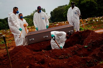 Trabajadores entierran a una víctima