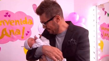 Tinelli con Ana en brazos