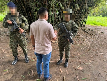 El capturado gestionaba más de $5.000 millones mensuales para financiar las operaciones del Bloque Amazonas ‘Manuel Marulanda Vélez’ - crédito Captura de Pantalla Caracol Radio