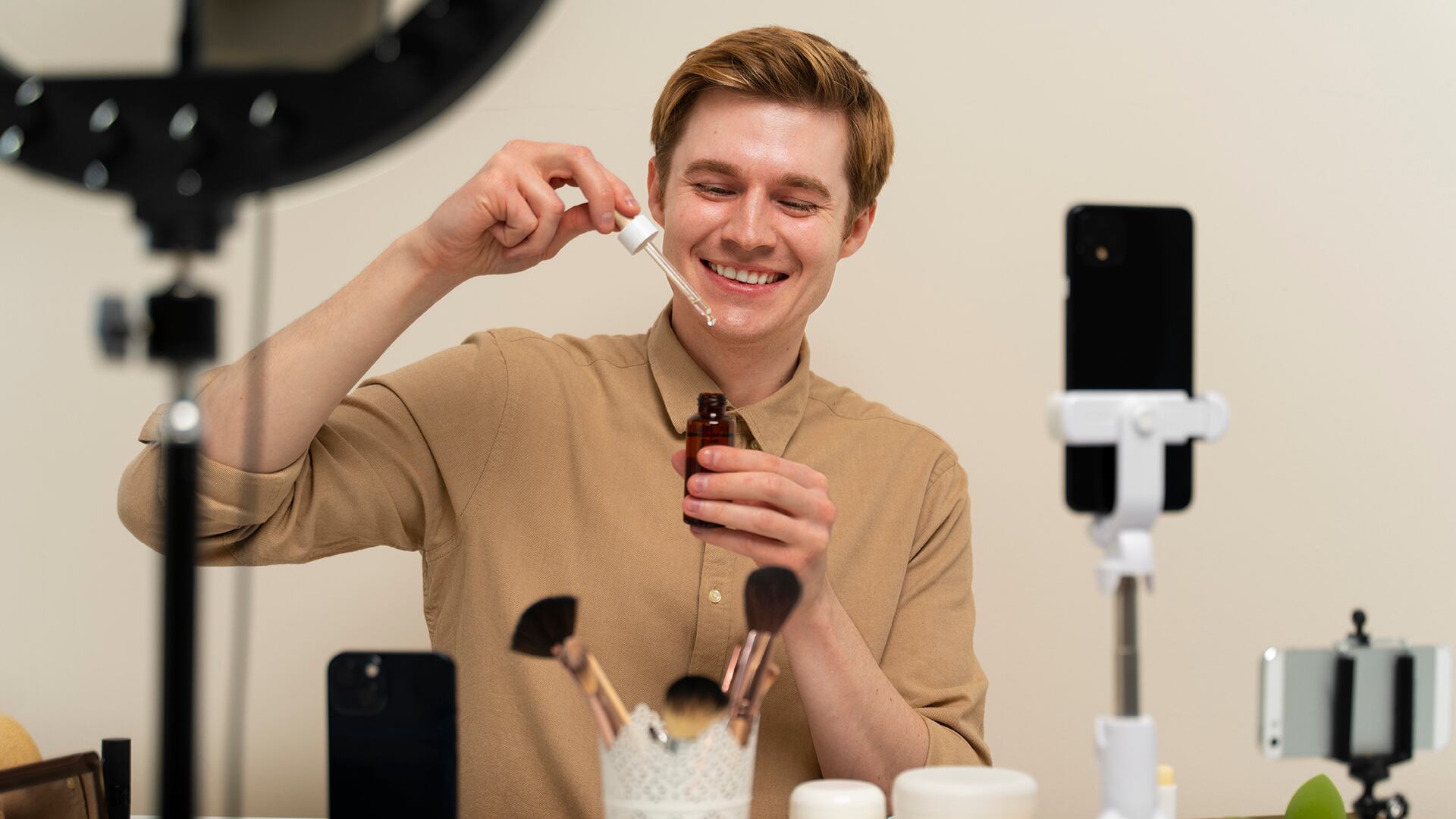 Empresas y laboratorios suelen ofrecer incentivos económicos a influencers para promocionar tratamientos, pruebas y suplementos (Freepik)