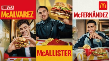Tres futbolistas sonríen mientras posan con hamburguesas y papas fritas de McDonald's; textos como 'McAlvarez', 'McAllister' y 'McFernández' son visibles