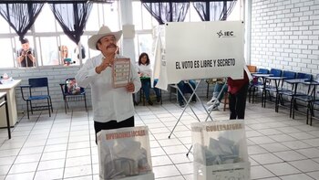 Armando Guadiana acudió a votar