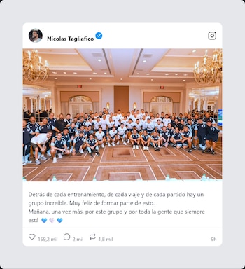 Una publicación de redes sociales de Nicolás Tagliafico con una foto de un numeroso grupo de jugadores de la selección argentina en un salón