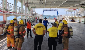 Bomberos de Costa Rica y personal de Naviera Tambor participaron en el simulacro realizado en el Puerto de Paquera, Puntarenas. Crédito: Bomberos de Costa Rica
