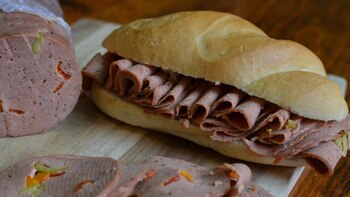 Sándwich de salami vegano, idéntico