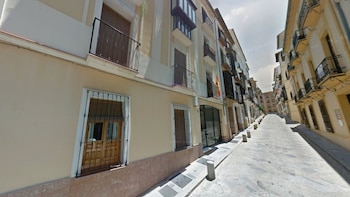 La calle Mederuelos en Antequera, Málaga, donde la Policía Nacional ha hallado a una mujer de 30 años sin vida (Captura Google Maps)