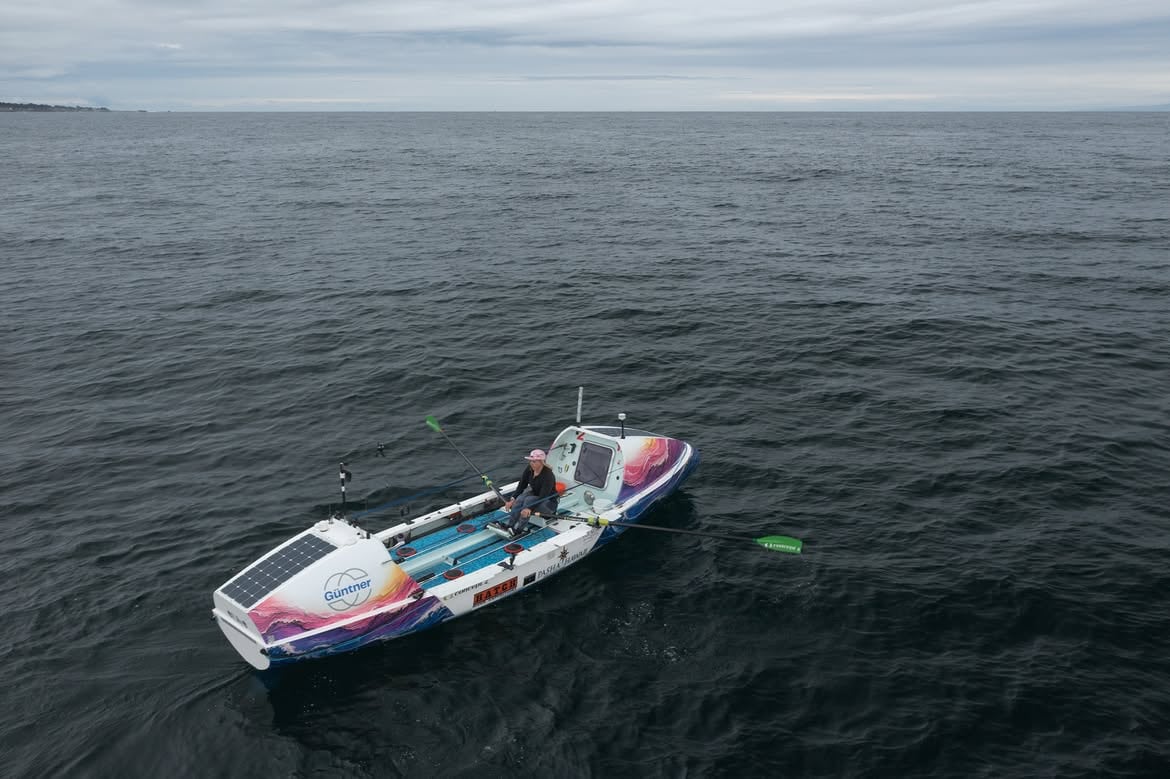 Pfendler zarpó desde Monterey en mayo con el objetivo de ser la primera mujer estadounidense en remar sola entre California y Hawái (@kelseypfendler)