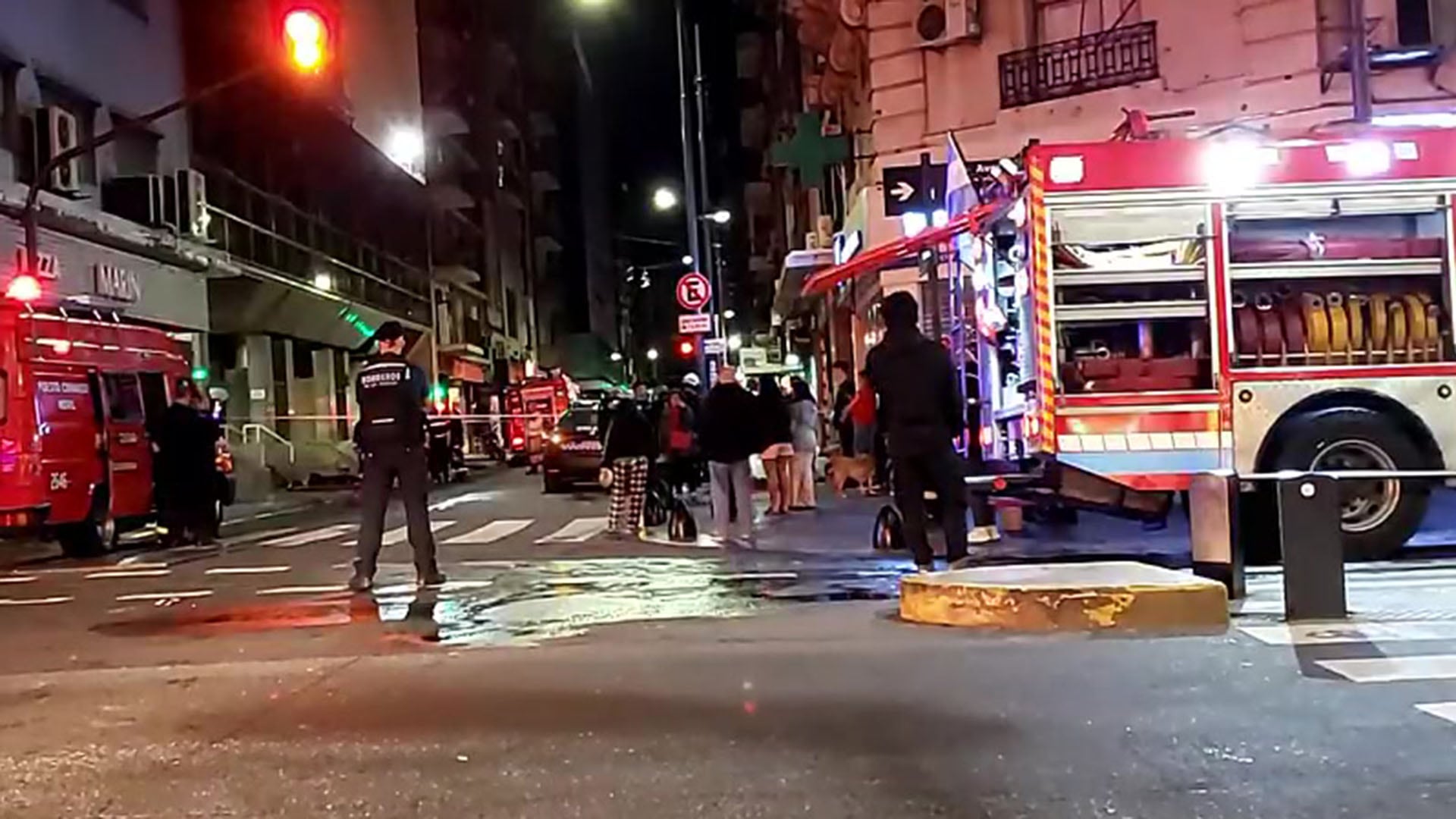 Bomberos y equipos de emergencia responden a un incendio en un edificio de la Avenida Corrientes (Captura de video)
