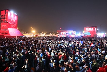 EL FIFA Fan Fest reúne a miles de aficionados de todo el mundo para disfrutar del partido en una pantalla gigante. (REUTERS/Ibraheem Al Omari)
