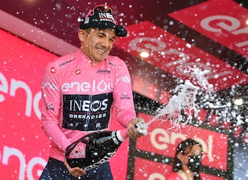 Carapaz celebra el podio logrado en el Giro d'Italia, en mayo de 2022 (REUTERS/Jennifer Lorenzini)