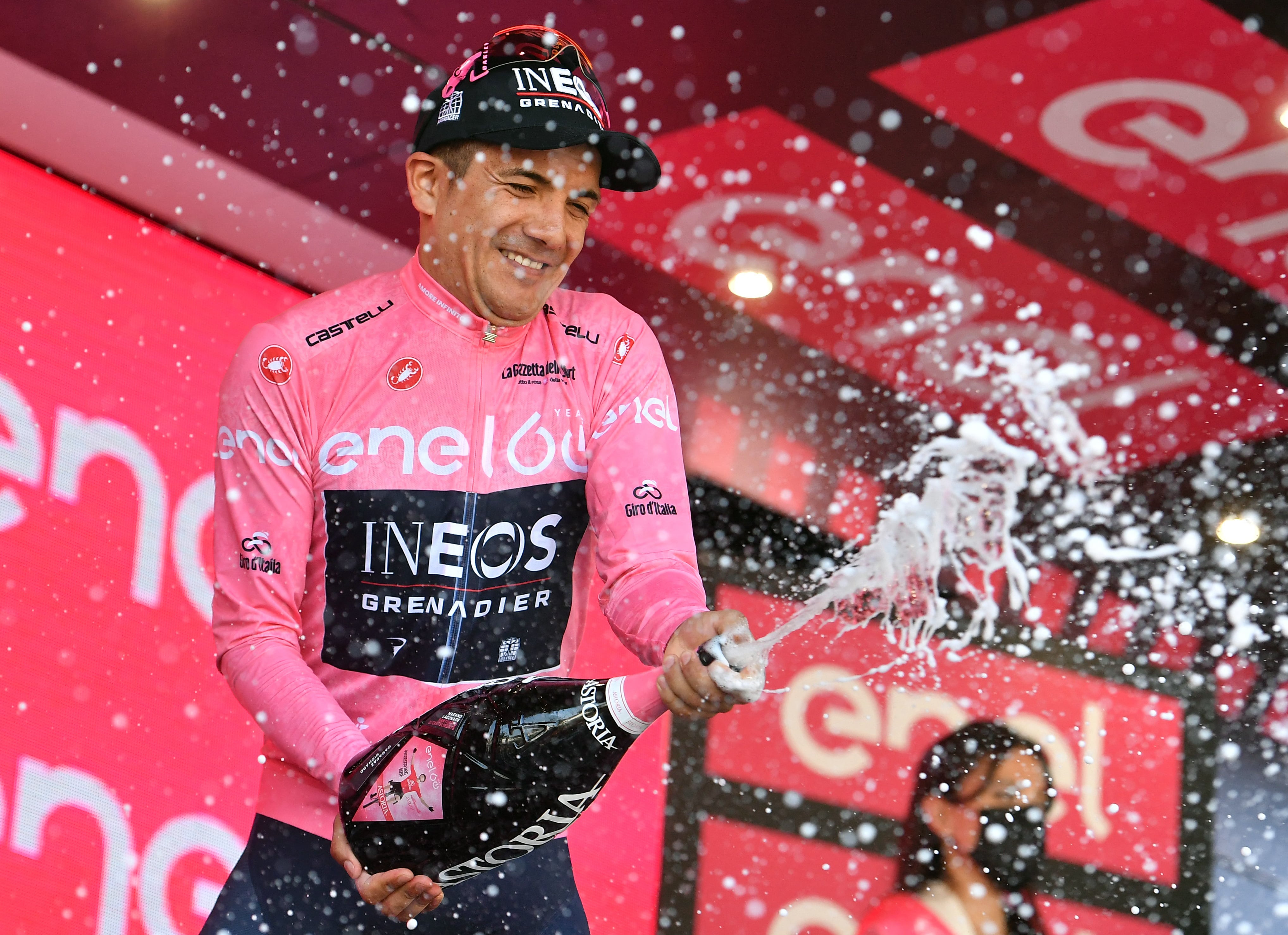 Carapaz celebra el podio logrado en el Giro d'Italia, en mayo de 2022 (REUTERS/Jennifer Lorenzini)