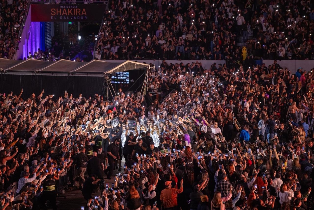 El escenario vibra de emoción con la entrada de Shakira (Cortesía: Redes Sociales)