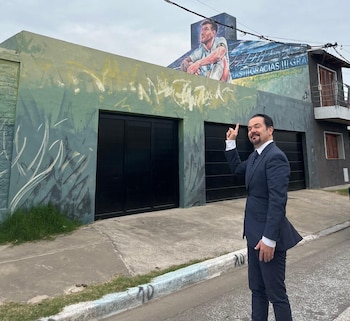 Romain Nadal, embajador de Francia, frente a un mural de Messi en Rosario.