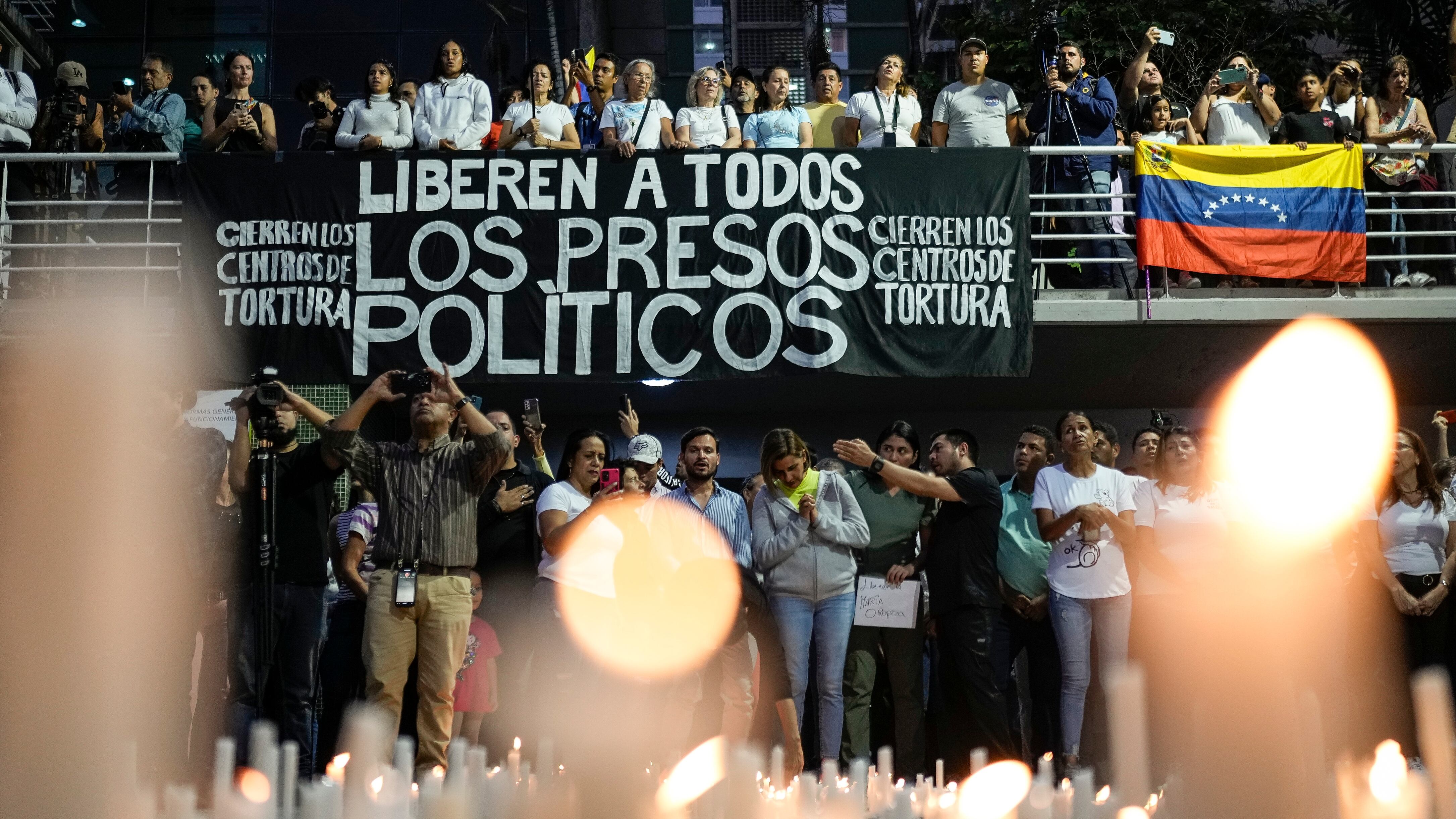 Imagen de archivo: Familiares de detenidos durante la represión gubernamental a las protestas contra los resultados de las elecciones presidenciales, participaron en una vigilia en Caracas, Venezuela, el 8 de agosto de 2024 (AP Foto/Matías Delacroix)