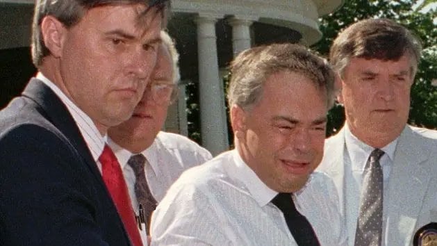 Jim Bakker renunció a PTL en 1987 tras la revelación de un pago con fondos del ministerio a Jessica Hahn.