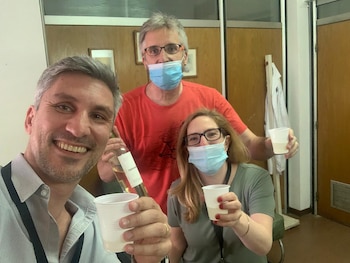 Polack de remera roja junto