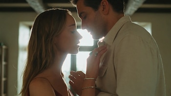 Phoebe Dynevor y Jake Gwyllenhaal en 'Nunca olvides que te quiero', de M. Night Shyamalan