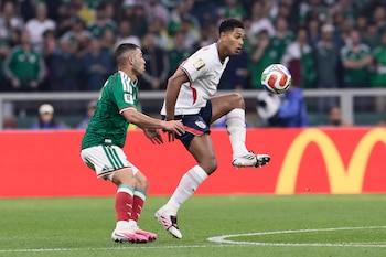 El mexicano Erik Lira (i) en una jugada con el inglés Jude Bellingham durante el partido que ganaron los ingleses por 2-3 en el Estadio Azteca. EFE/ José Méndez