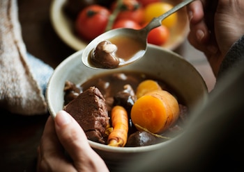 Trucos para cocinar un caldo de carne casero (Magnific)