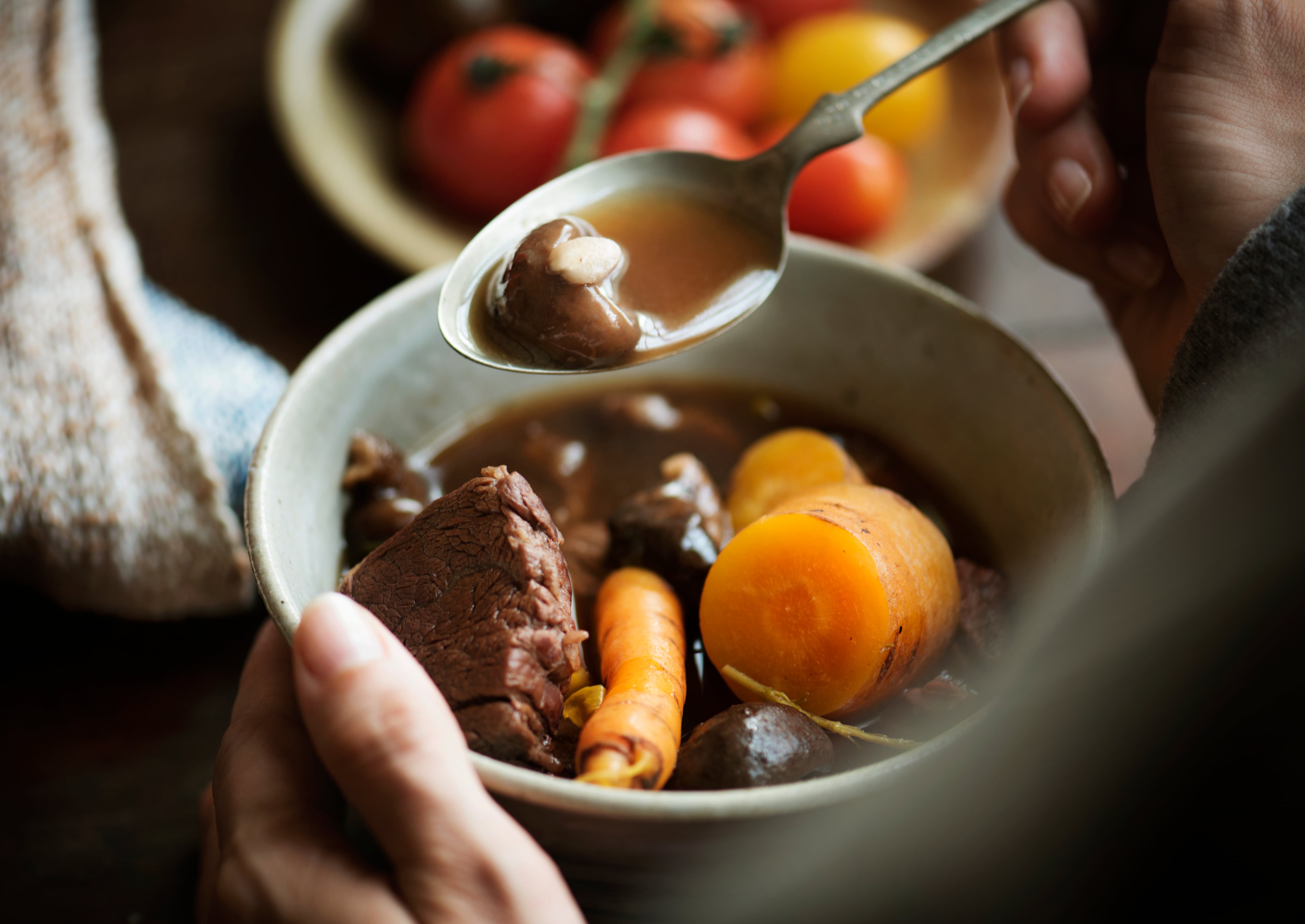El truco de las cocineras italianas para un caldo de carne mucho más sabroso: “El primer secreto para conseguirlo es poner la carne en agua fría”