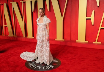 La actriz deslumbró con un vestido ético de encaje blanco y transparencias durante la tradicional fiesta de Vanity Fair en Beverly Hills (REUTERS/Danny Moloshok)
