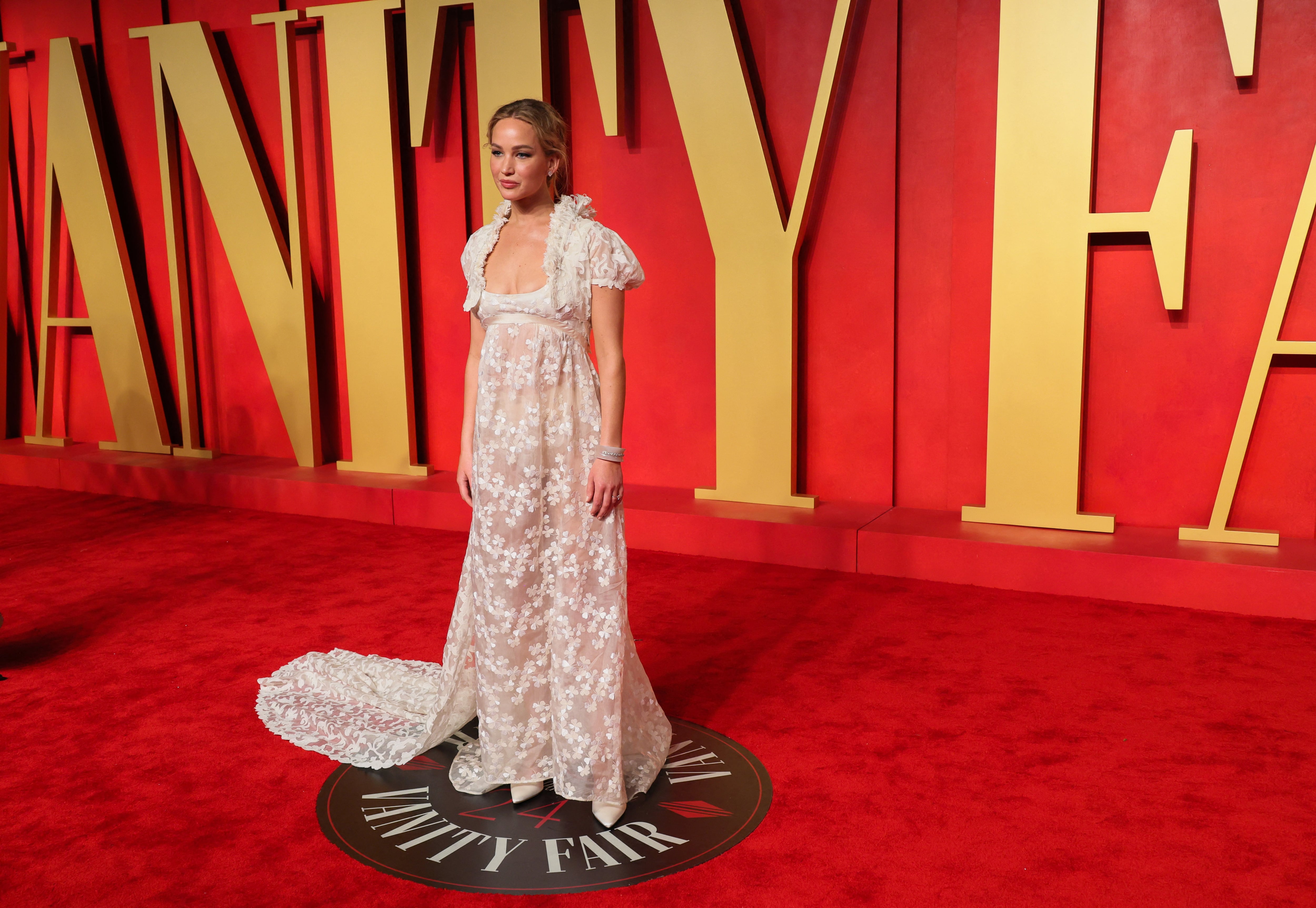 La actriz deslumbró con un vestido ético de encaje blanco y transparencias durante la tradicional fiesta de Vanity Fair en Beverly Hills (REUTERS/Danny Moloshok)