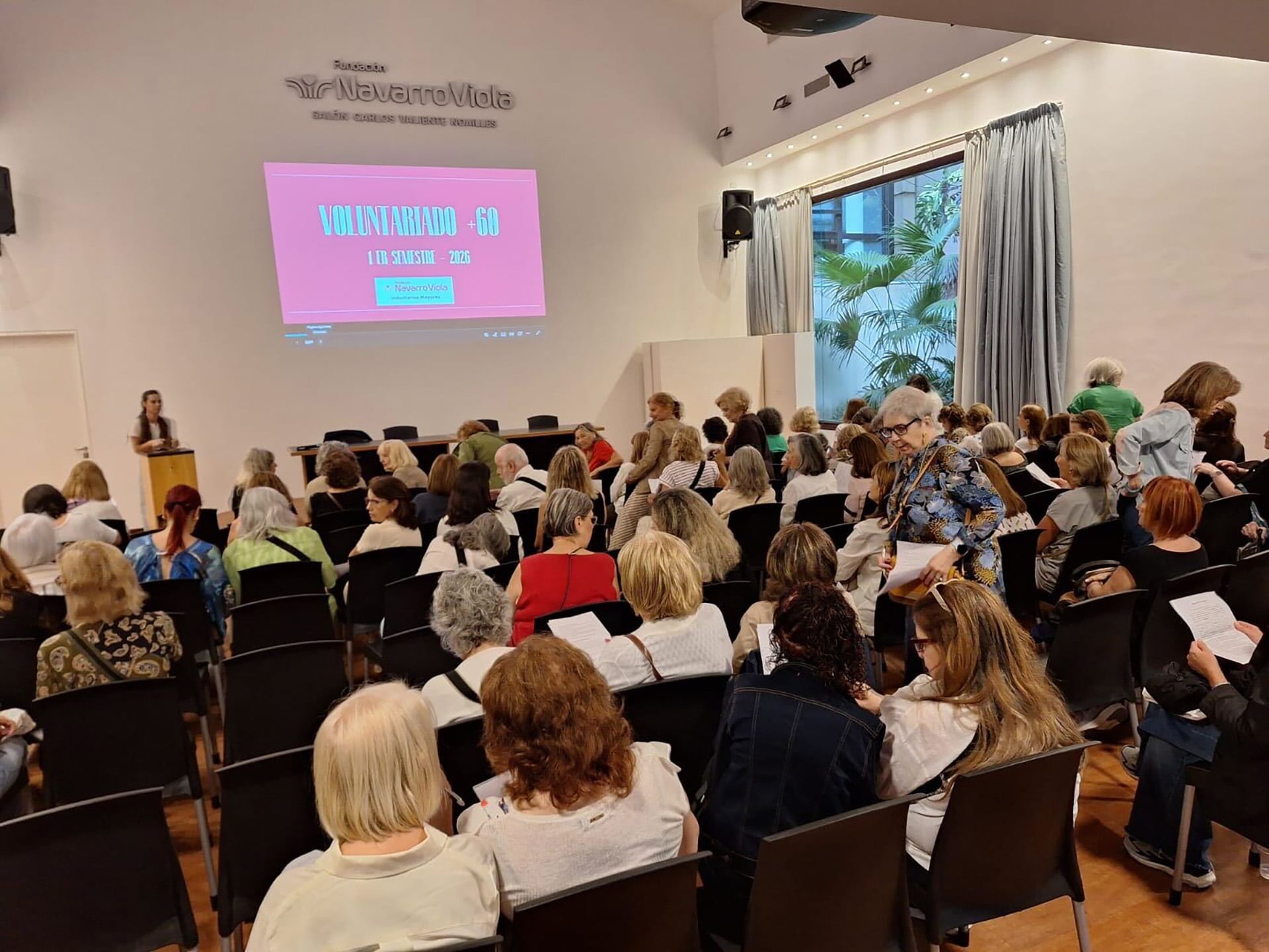 Las actividades intergeneracionales promueven vínculos sociales, combatiendo la soledad y mejorando la salud física y mental de los adultos mayores.