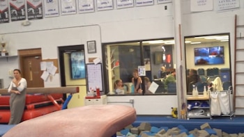 Jóvenes gimnastas realizan sus rutinas