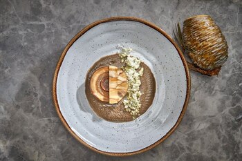 Plato del menú de Casa de las Sirenas, galardonado con un Sol Repsol (Web del restaurante)