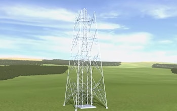 Una torre de transmisión eléctrica de celosía metálica se alza en un vasto campo verde, con una línea de árboles en el horizonte y un cielo azul claro