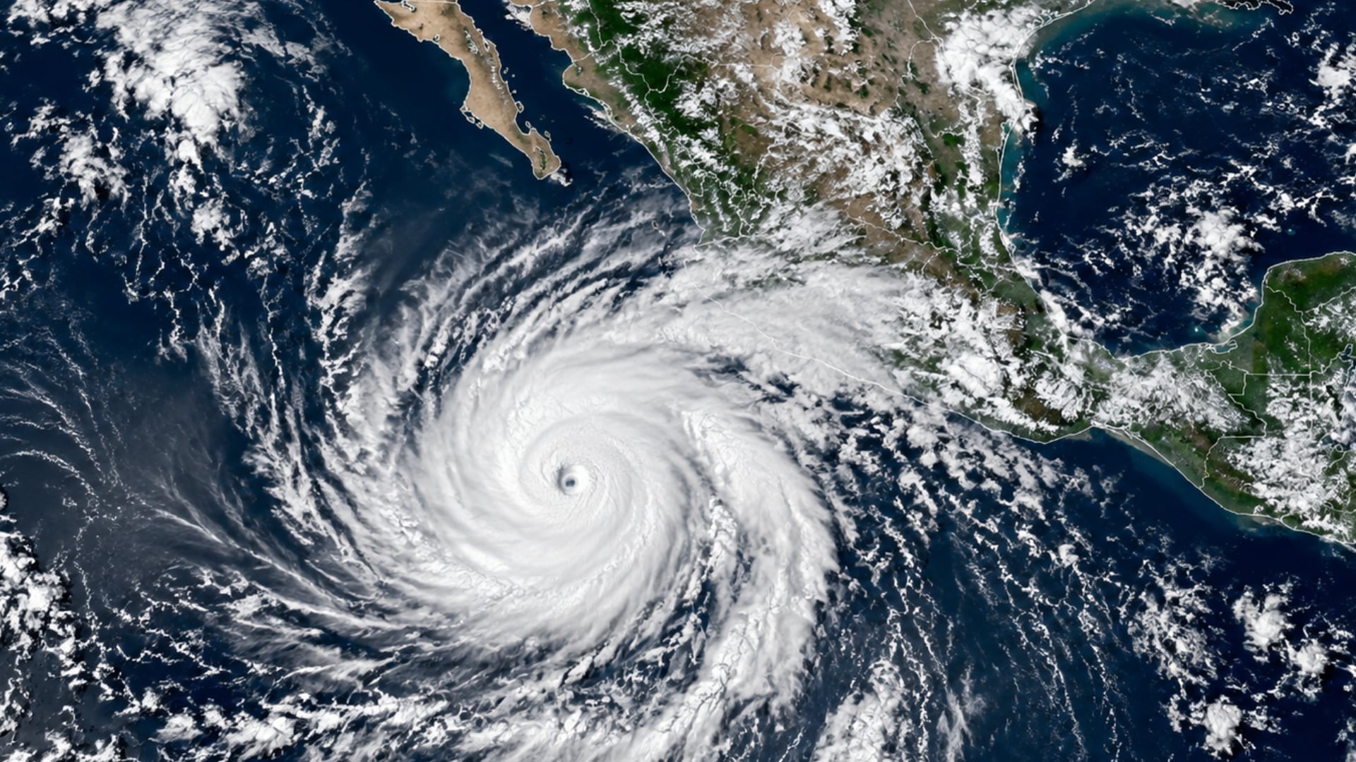 Simón sube a categoría 4 y mantiene en alerta a cinco estados de México