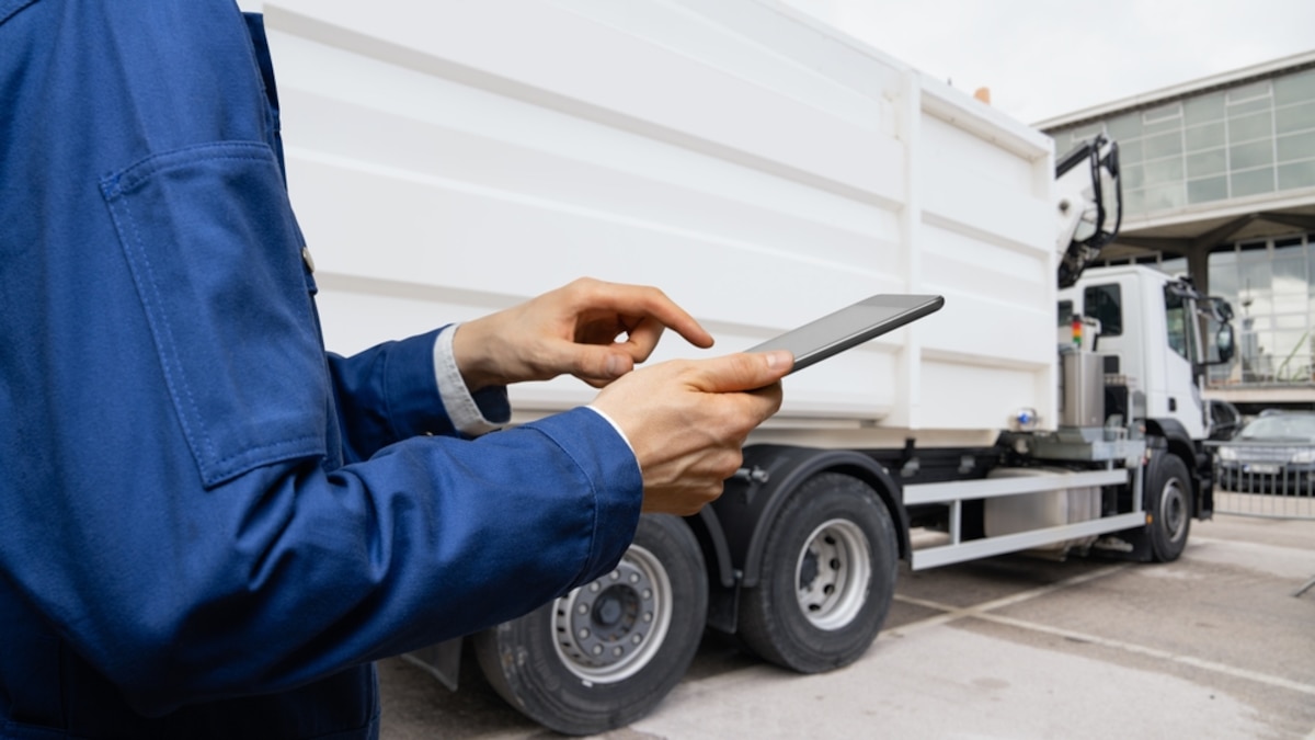 Vehículos en el Paso Cristo Redentor y montañas nevadas