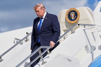 Trump baja del Air Force One en Nueva Jersey, un día antes de anunciar una pausa condicionada en los ataques contra Irán. (AP foto/Jacquelyn Martin)