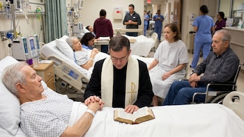 El Salvador: ¿Cómo influye el acompañamiento espiritual en la recuperación de pacientes hospitalizados?