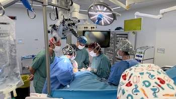 Prueban una cirugía pionera en Europa para alzhéimer en fase inicial