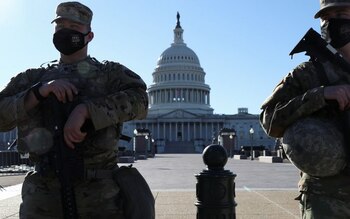 Miembros de la Guardia Nacional hacen guardia frente al edificio del Capitolio, Washington, EEUU