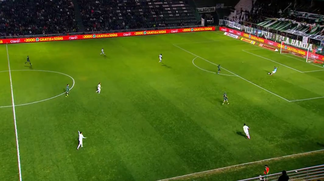 El insólito blooper del arquero Facundo Sanguinetti en la ajustada victoria de Banfield ante Sarmiento en el Torneo Clausura