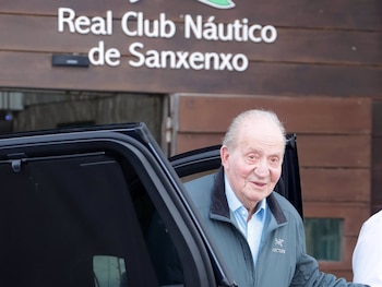 El Rey Juan Carlos llega al Real Club Náutico de Sanxenxo para cenar, a 13 de julio de 2024, en Sanxenxo. (José Ramón Hernando / Europa Press)