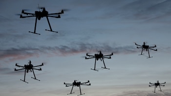 La estrategia también avanza mediante programas como Swarm Forge, enfocado en escalar nuevas tácticas de combate mediante enjambres de drones autónomos (Fotos: archivo DEF)