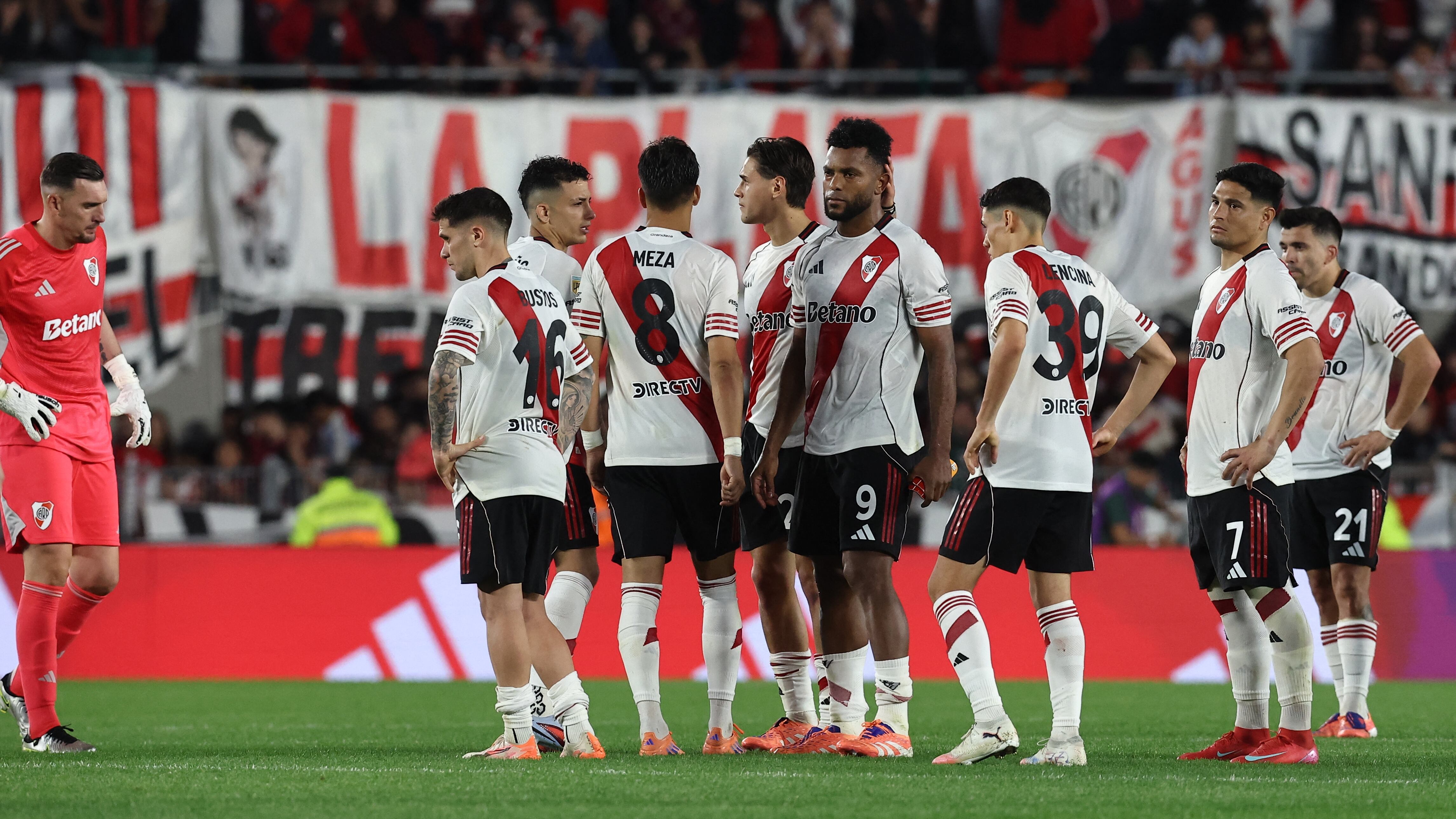 Varios futbolistas de River Plate buscarán ganarse una nueva oportunidad en el club en el Superclásico (Photo by ALEJANDRO PAGNI / AFP)
