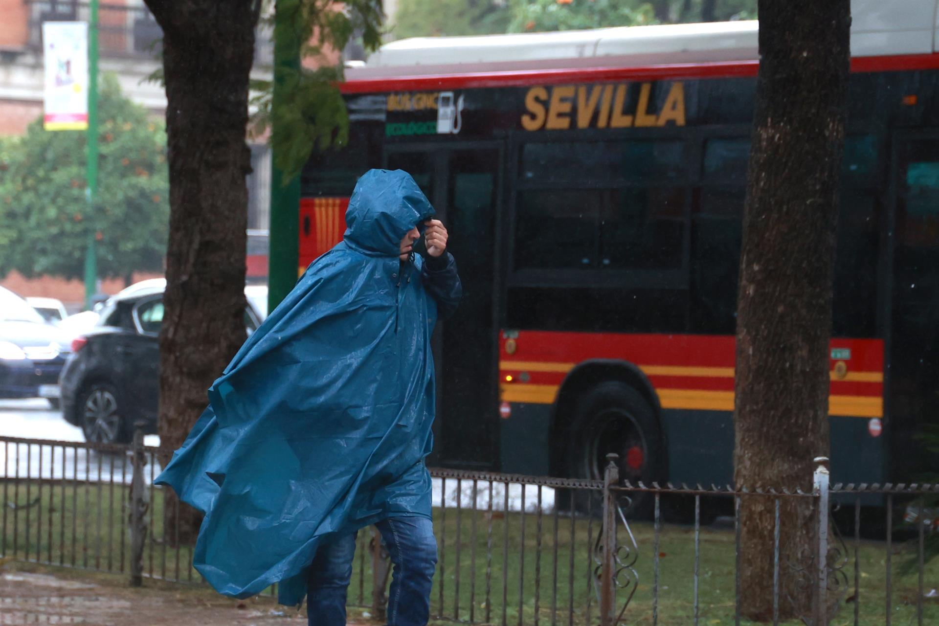 Viento, oleaje y lluvia activan avisos en catorce provincias con mínimas de hasta 0ºC