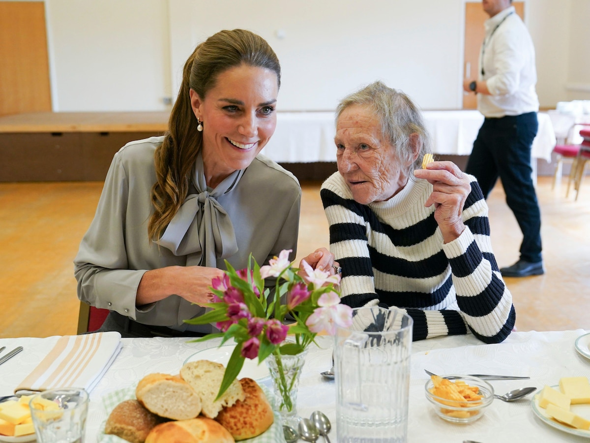 Kate Middleton visita Sussex sin rastro de los duques: la princesa de Gales comparte mesa con los más mayores y los deja en su casa puerta por puerta