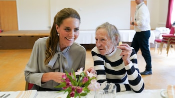 Kate Middleton visita Sussex sin rastro de los duques: la princesa de Gales comparte mesa con los más mayores y los deja en su casa puerta por puerta
