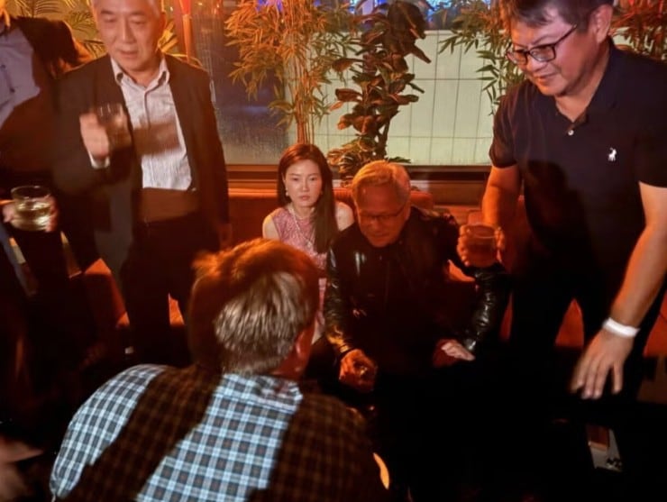Jensen Huang, presidente de Nvidia, con la ejecutiva Alice Huang (o Huang Le) en una fiesta en Taipéi en junio de 2024. La empresa NetThunder publicó la foto en LinkedIn. (Foto: NetThunder/LinkedIn)