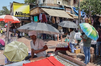 Nueva Delhi recurre a carpas climatizadas para combatir su día más caluroso con 45 grados